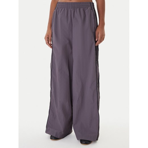 adidas Spodnie dresowe Adibreak adicolor Adilenium JV7487 Szary Oversize ze sklepu MODIVO w kategorii Spodnie damskie - zdjęcie 187620579