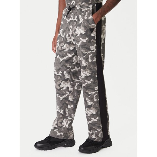 Guess Spodnie dresowe Z6RB02 K9YI1 Szary Regular Fit ze sklepu MODIVO w kategorii Spodnie męskie - zdjęcie 187620608
