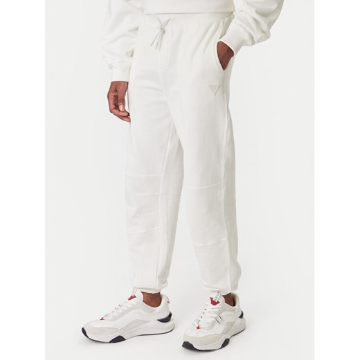 Guess Spodnie dresowe Z6RB03 K9YI1 Biały Regular Fit ze sklepu MODIVO w kategorii Spodnie męskie - zdjęcie 187641725