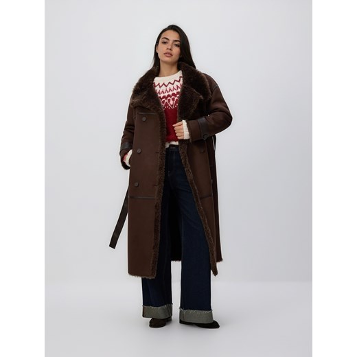 Reserved - Dwurzędowy płaszcz z kożuchem - ciemnobrązowy ze sklepu Reserved w kategorii Płaszcze damskie - zdjęcie 187645107
