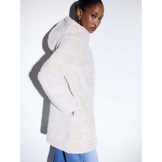 Mohito - Pluszowy kremowy płaszcz - kremowy ze sklepu Mohito w kategorii Płaszcze damskie - zdjęcie 187646915