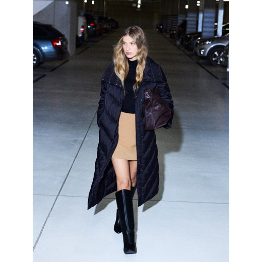 Mohito - Długi pikowany płaszcz - czarny ze sklepu Mohito w kategorii Płaszcze damskie - zdjęcie 187647775