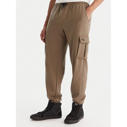 Quiksilver Spodnie dresowe Cargo Fleece EQYFB03401 Khaki Regular Fit ze sklepu MODIVO w kategorii Spodnie męskie - zdjęcie 187648838