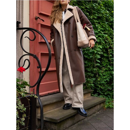 Sinsay - Długi płaszcz z imitacji skóry - brązowy ze sklepu Sinsay w kategorii Płaszcze damskie - zdjęcie 187650427