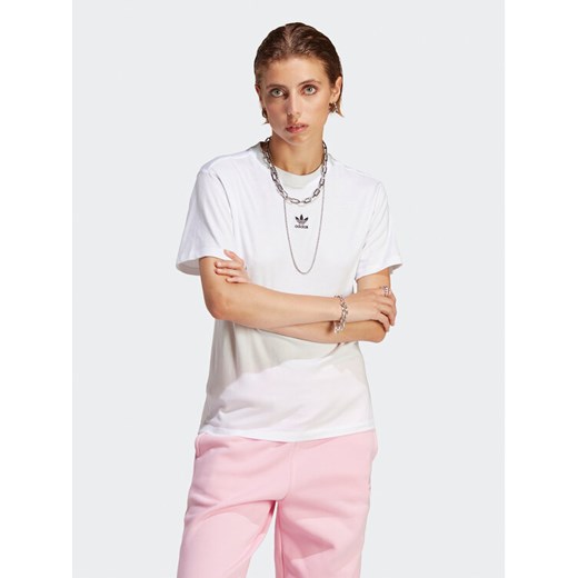 adidas T-Shirt Adicolor Essentials Regular T-Shirt IC1831 Biały Regular Fit ze sklepu MODIVO w kategorii Bluzki damskie - zdjęcie 187653655