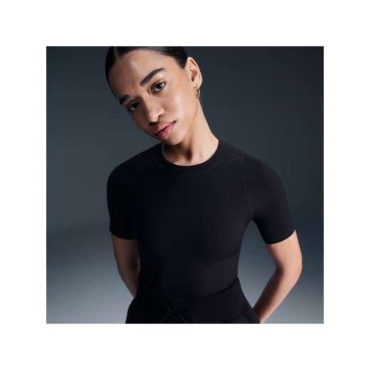 Damska koszulka z krótkim rękawem Dri-FIT Nike Zenvy Rib - Czerń ze sklepu Nike poland w kategorii Bluzki damskie - zdjęcie 187662626