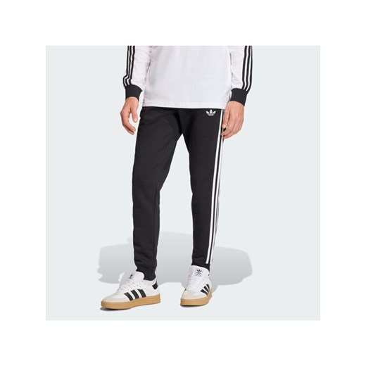 adidas Spodnie dresowe 3-Stripes KE3562 Czarny Slim Fit ze sklepu MODIVO w kategorii Spodnie męskie - zdjęcie 187673287