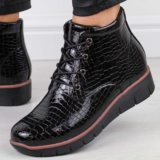 Czarne botki damskie na koturnie Filippo Dbt3169/25 Skóra Lakier ze sklepu suzana.pl w kategorii Botki - zdjęcie 187679906