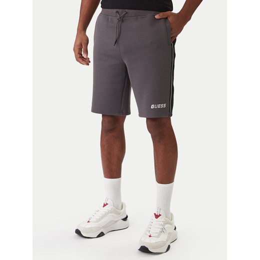 Guess Szorty materiałowe Z4RD04 KB3P2 Szary Regular Fit ze sklepu MODIVO w kategorii Spodenki męskie - zdjęcie 187681048