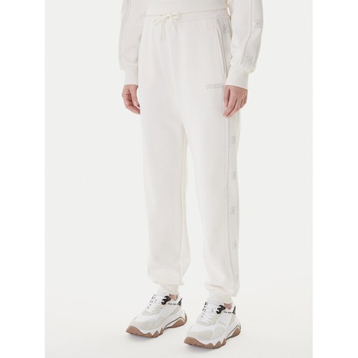 Guess Spodnie dresowe V5BB23 KCX22 Biały Regular Fit ze sklepu MODIVO w kategorii Spodnie damskie - zdjęcie 187681097