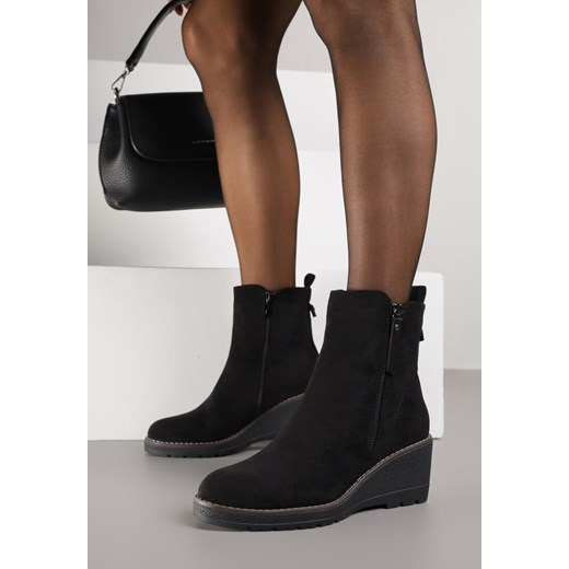Czarne Botki na Koturnie z Imitacji Zamszu Paurik ze sklepu born2be.pl w kategorii Botki - zdjęcie 187684637