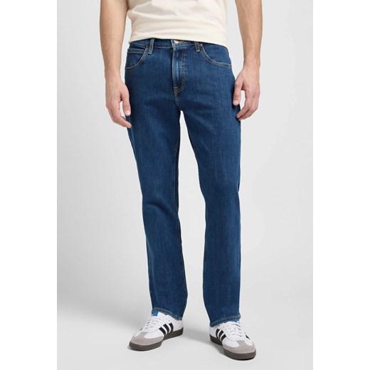 MESKIE SPODNIE JEANSOWE LEE BROOKLYN STRAIGHT MID STONEWASH 112144036 ze sklepu YouNeedit.pl w kategorii Jeansy męskie - zdjęcie 187690417
