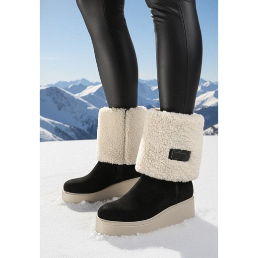 Czarne Botki na Koturnie z Futerkiem Typu Baranek Asnora ze sklepu born2be.pl w kategorii Botki - zdjęcie 187696545