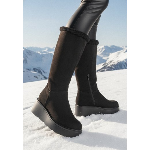 Czarne Botki na Koturnie z Wywijaną Cholewką i Barankiem Irilaura ze sklepu born2be.pl w kategorii Botki - zdjęcie 187696546