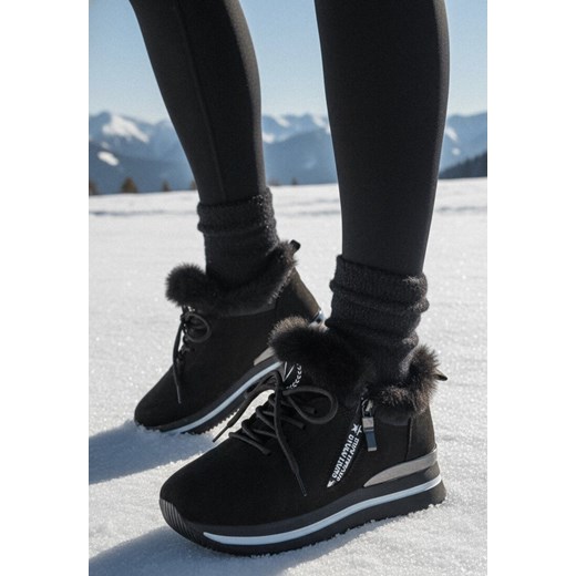 Czarne Płaskie Sneakersy Ozdobione Futerkiem i Napisem Tarvina ze sklepu born2be.pl w kategorii Buty sportowe damskie - zdjęcie 187696579