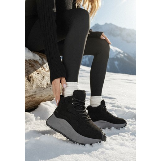 Czarne Sneakersy Śniegowce Vices na Grubej Podeszwie Ozdobione Futerkiem i Napisem Nelinena ze sklepu born2be.pl w kategorii Buty sportowe damskie - zdjęcie 187696636