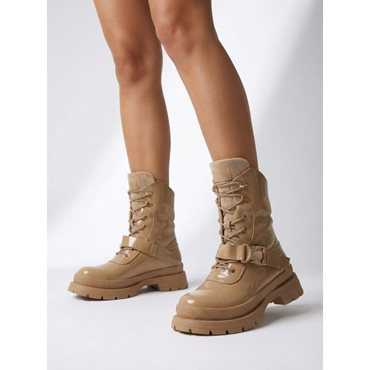 Royalfashion Lakierowane botki damskie w kolorze jasnobrązowym Setogy ze sklepu royalfashion.pl w kategorii Botki - zdjęcie 187698776