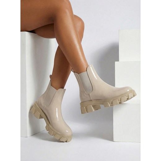 Royalfashion Botki na masywnej podeszwie z eko skóry lakierowanej Calista Weide ze sklepu royalfashion.pl w kategorii Botki - zdjęcie 187699119