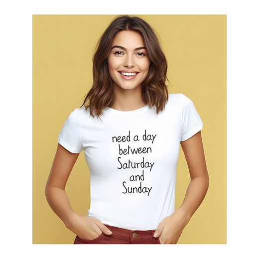 WOOOP Koszulka &quot;Need a day between saturday and sunday&quot; w kolorze białym ze sklepu Limango Polska w kategorii Bluzki damskie - zdjęcie 187710966