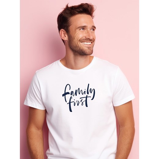 WOOOP Koszulka &quot;Family First&quot; w kolorze białym ze sklepu Limango Polska w kategorii T-shirty męskie - zdjęcie 187711009
