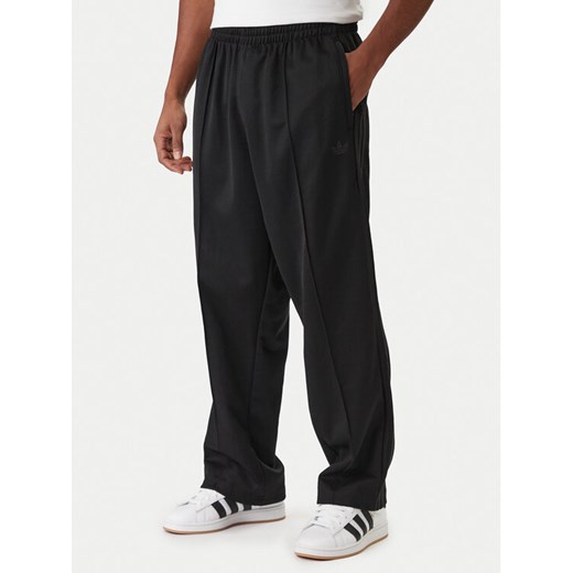 adidas Spodnie dresowe adicolor KE3500 Czarny Loose Fit ze sklepu MODIVO w kategorii Spodnie męskie - zdjęcie 187801228
