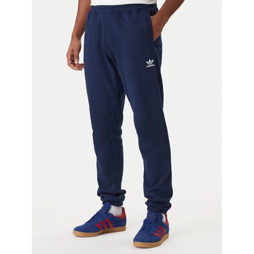 adidas Spodnie dresowe Trefoil Essentials JD2423 Granatowy Slim Fit ze sklepu MODIVO w kategorii Spodnie męskie - zdjęcie 187803099