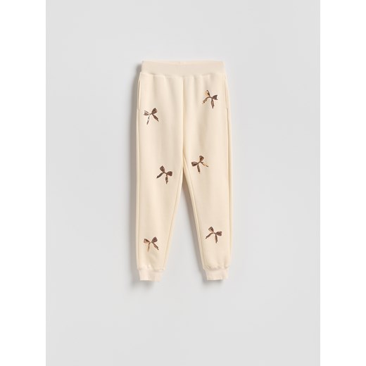 Reserved - Spodnie dresowe z aplikacjami - złamana biel ze sklepu Reserved w kategorii Spodnie damskie - zdjęcie 187820958