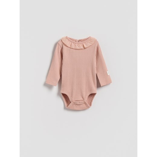 Reserved - Bawełniane body z falbanką - brudny róż ze sklepu Reserved w kategorii Body niemowlęce - zdjęcie 187821135