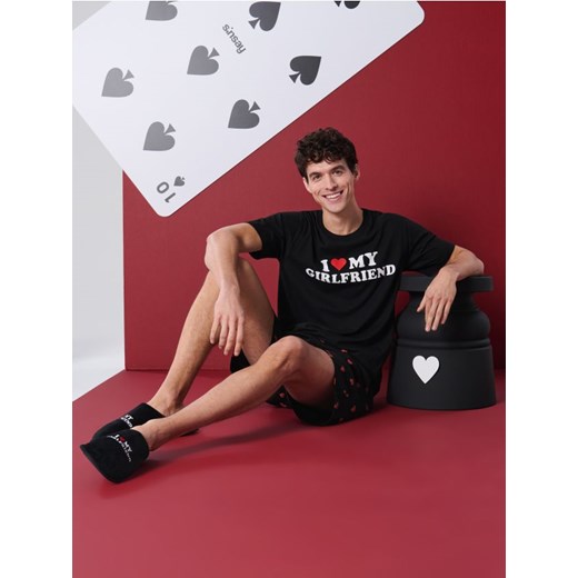 Sinsay - Kapcie z haftowanym napisem - czarny ze sklepu Sinsay w kategorii Kapcie męskie - zdjęcie 187832335