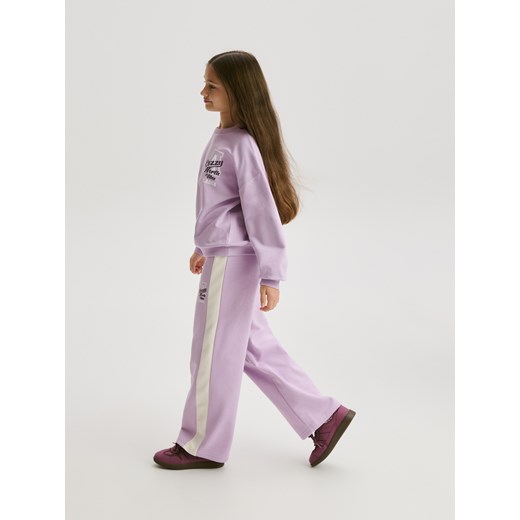 Reserved - Spodnie dresowe z lampasami - lawendowy ze sklepu Reserved w kategorii Spodnie dziewczęce - zdjęcie 187849109