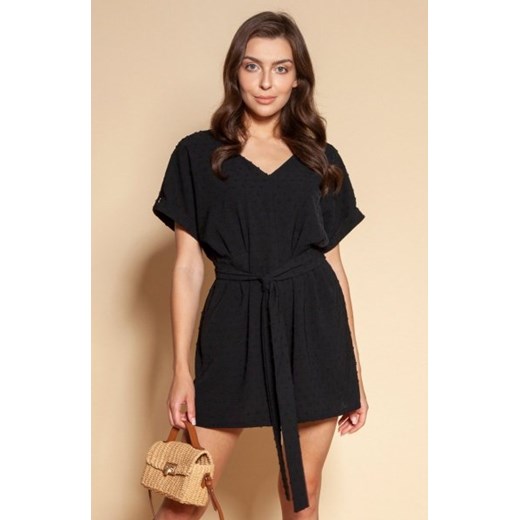 Krótki kombinezon z szarfą w pasie czarny KB120 ze sklepu intimiti.pl w kategorii Kombinezony damskie - zdjęcie 187892127