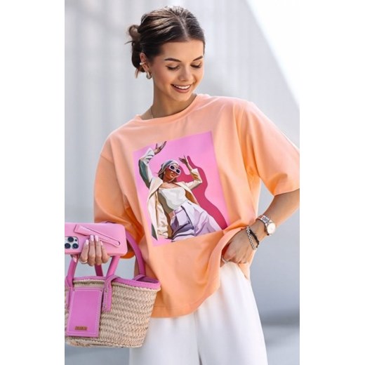 Oversizowy t-shirt damski dancing brzoskwiniowy ze sklepu intimiti.pl w kategorii Bluzki damskie - zdjęcie 187897278