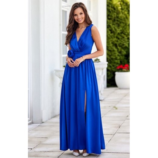 Satynowa maxi sukienka z ozdobną różą chabrowa ze sklepu intimiti.pl w kategorii Sukienki - zdjęcie 187905236