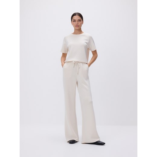 Reserved - Spodnie z szeroką nogawką - beżowy ze sklepu Reserved w kategorii Spodnie damskie - zdjęcie 187909578