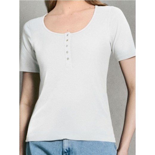Sinsay - Prążkowana koszulka z guzikami - biały ze sklepu Sinsay w kategorii Bluzki damskie - zdjęcie 187910199