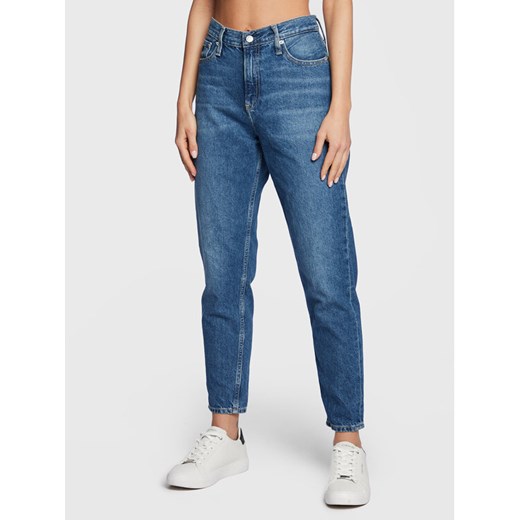 Calvin Klein Jeans Jeansy J20J220194 Niebieski Mom Fit ze sklepu MODIVO w kategorii Jeansy damskie - zdjęcie 187913006