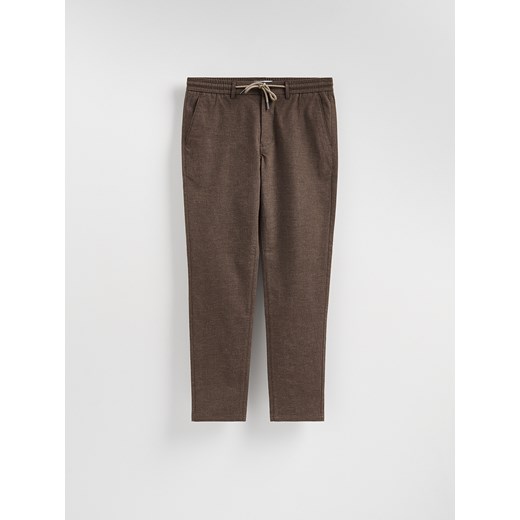 Reserved - Spodnie carrot z wiązaniem - ciemnobrązowy ze sklepu Reserved w kategorii Spodnie męskie - zdjęcie 187919645