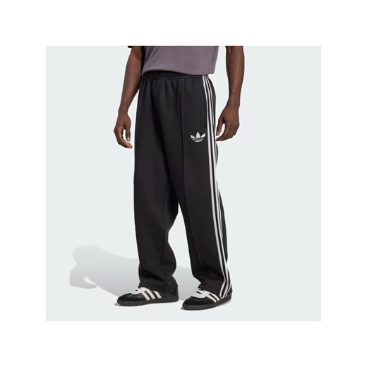 adidas Spodnie dresowe adicolor Spacer Track JX1506 Czarny Baggy Fit ze sklepu MODIVO w kategorii Spodnie męskie - zdjęcie 187931648