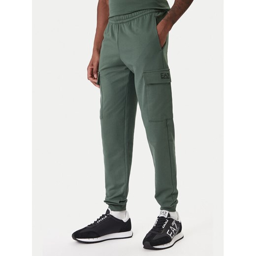 EA7 Emporio Armani Spodnie dresowe 8NPP67 PJVRZ U7260 Zielony Regular Fit ze sklepu MODIVO w kategorii Spodnie męskie - zdjęcie 187934105