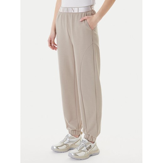 EA7 Emporio Armani Spodnie dresowe 7W001154 AF12501 U6225 Beżowy Regular Fit ze sklepu MODIVO w kategorii Spodnie damskie - zdjęcie 187934135