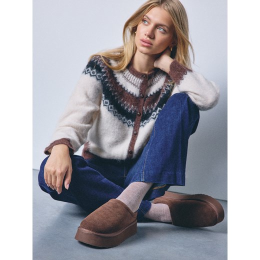 Mohito - Zamszowe ocieplane mule - ciemnobrązowy ze sklepu Mohito w kategorii Kapcie damskie - zdjęcie 187936586