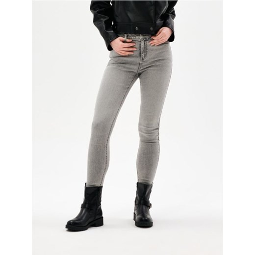 Sinsay - Jeansy skinny z efektem sprania - szary ze sklepu Sinsay w kategorii Jeansy damskie - zdjęcie 187937735