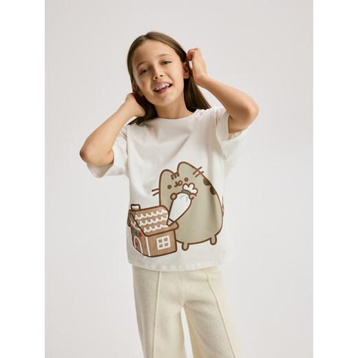 Reserved - T-shirt ze świątecznym nadrukiem Pusheen - złamana biel Reserved 122/128 (6-8 lat) Reserved