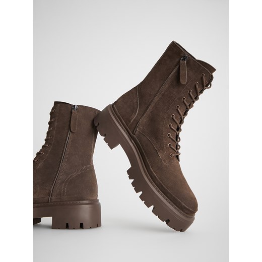 Reserved - Zamszowe botki ze sznurowaniem - ciemnobrązowy ze sklepu Reserved w kategorii Botki - zdjęcie 187959089