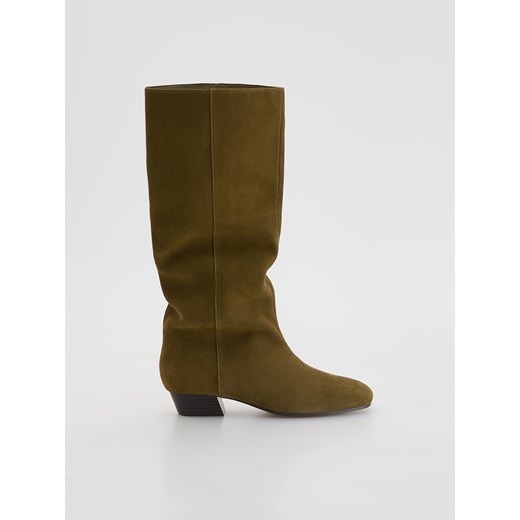 Reserved - Zamszowe kozaki - oliwkowy ze sklepu Reserved w kategorii Kozaki damskie - zdjęcie 187959096