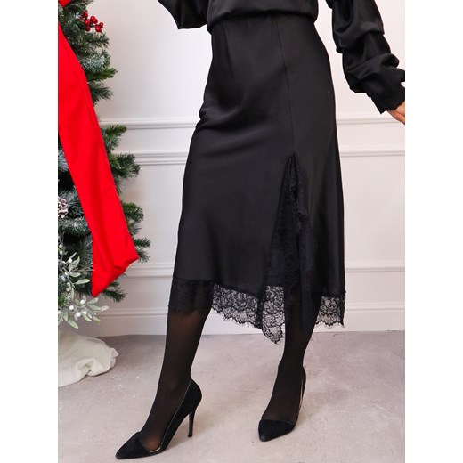 SPÓDNICA SATYNOWA MIDI Z ROZCIĘCIEM I KORONKĄ- CZARNA ze sklepu olika.com.pl w kategorii Spódnice - zdjęcie 187973535