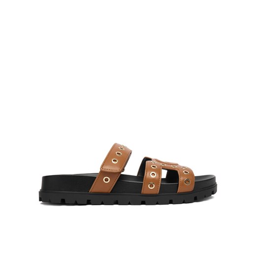 Klapki Guess FLPFAS ELE03 Brązowy ze sklepu eobuwie.pl w kategorii Klapki damskie - zdjęcie 187975428