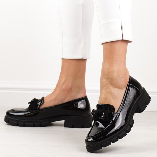 Czarne lakierowane mokasyny damskie z misiem M.Daszyński 23106-1 ze sklepu suzana.pl w kategorii Mokasyny damskie - zdjęcie 187977136