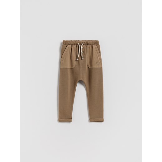 Reserved - Spodnie regular fit - brązowy ze sklepu Reserved w kategorii Spodnie chłopięce - zdjęcie 187982217