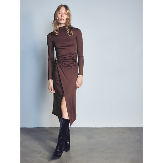 Reserved - Sukienka midi z drapowaniem - ciemnobrązowy ze sklepu Reserved w kategorii Sukienki - zdjęcie 187991749